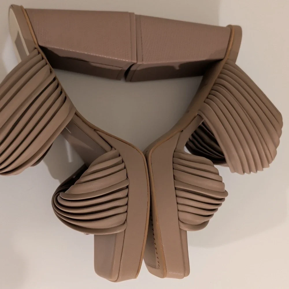 Dolce Vita Pilton Twisted Straps Heeled Cameo Sandals - Picture 7 of 13